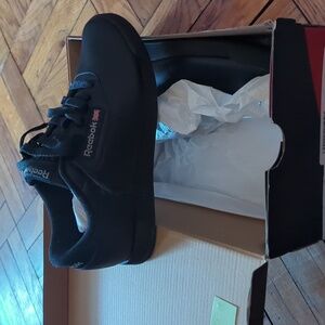 Reebok, sz 6, black sneakers